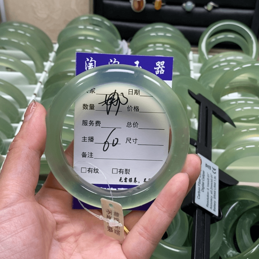 【闪购商品】蛇纹石玉手镯未镶嵌娜*