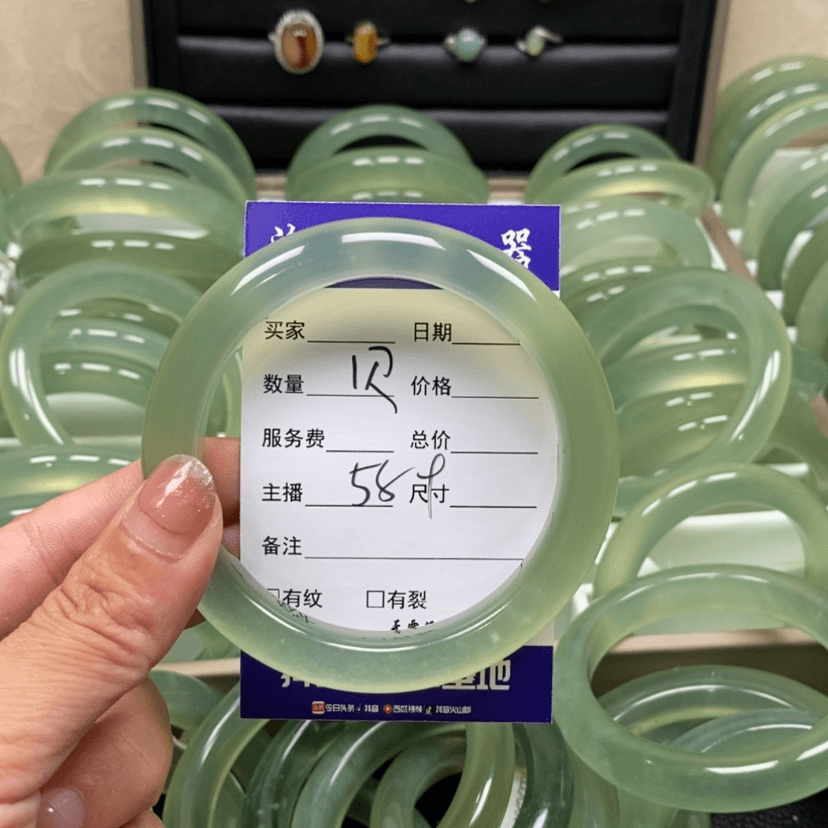【闪购商品】蛇纹石玉手镯未镶嵌贝*?
