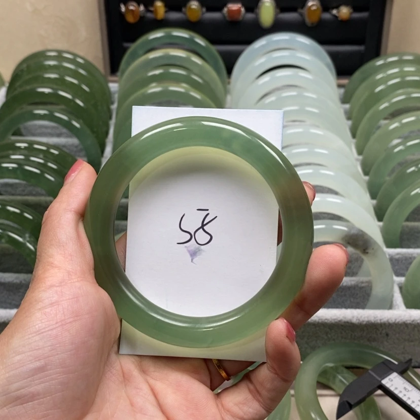 【闪购商品】蛇纹石玉手镯未镶嵌励****?