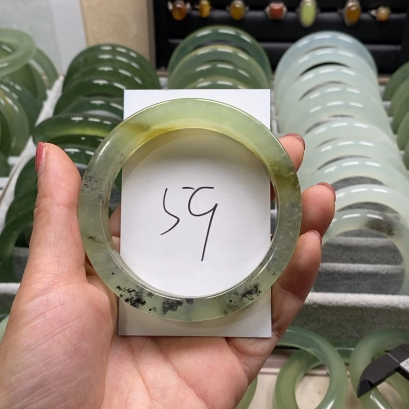 【闪购商品】蛇纹石玉手镯未镶嵌励****?
