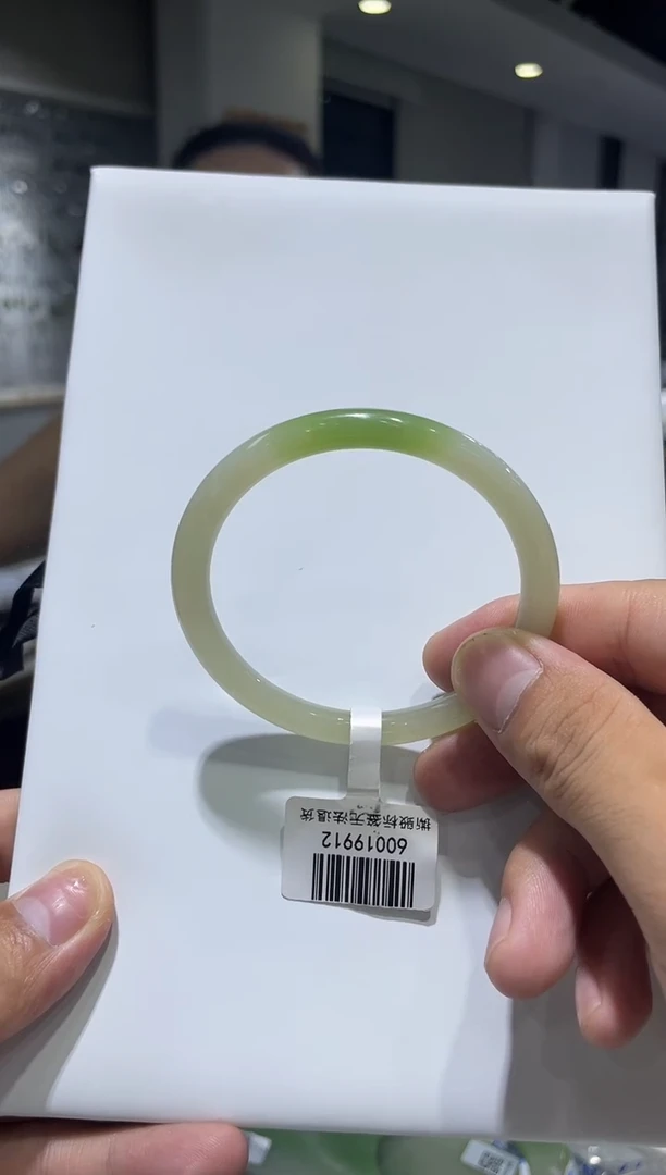 【闪购商品】和田玉手镯未镶嵌57白底翠