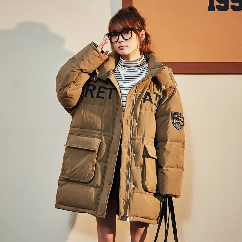 DB850 唐狮冬季新款女羽绒服中长款左胸刺绣字母贴标绣连帽外套