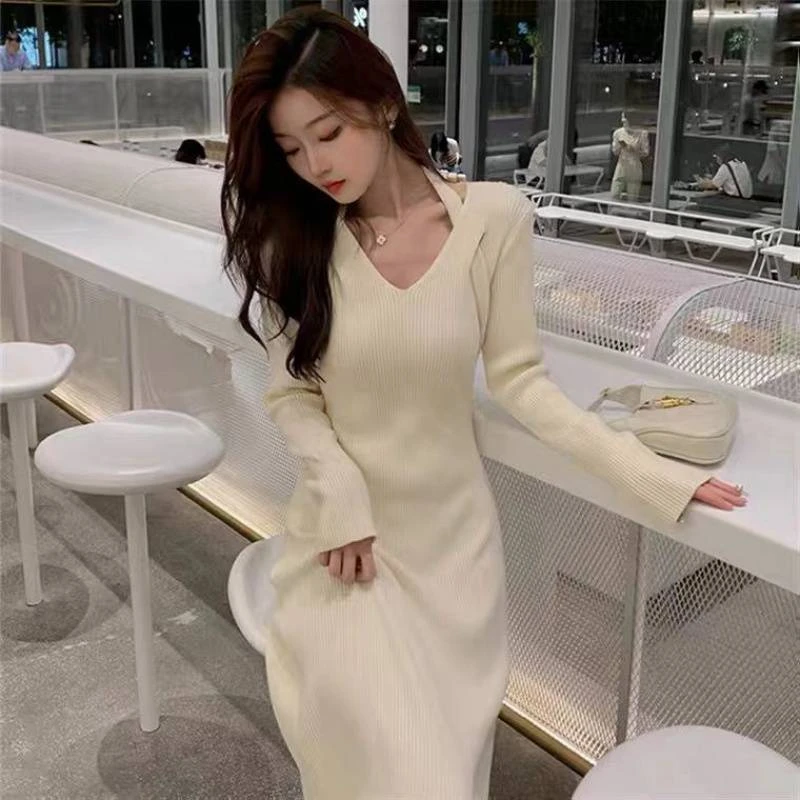 高级感配大衣气质连衣裙女秋冬内搭修身显瘦V领挂脖打底小众长裙