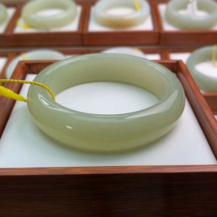 和田玉（青白玉）手镯未镶嵌