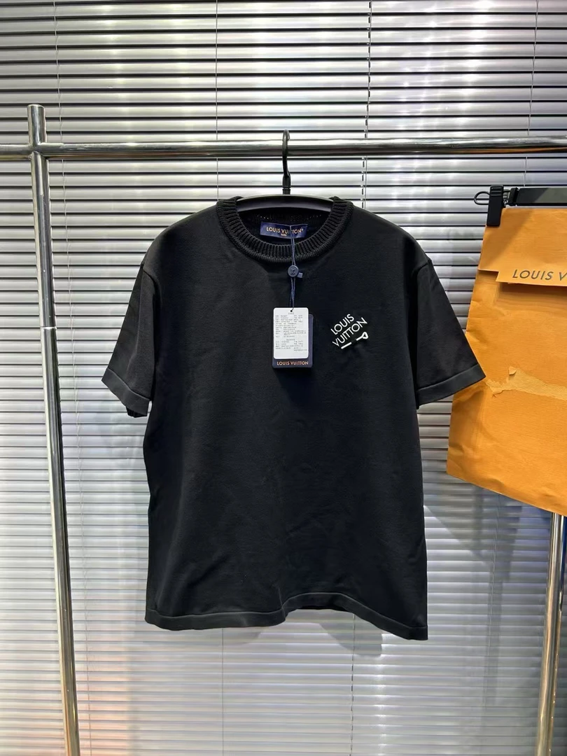 Louis Vuitton lv经典爆款胸前别针针织短袖m尺码/平台9969/全新