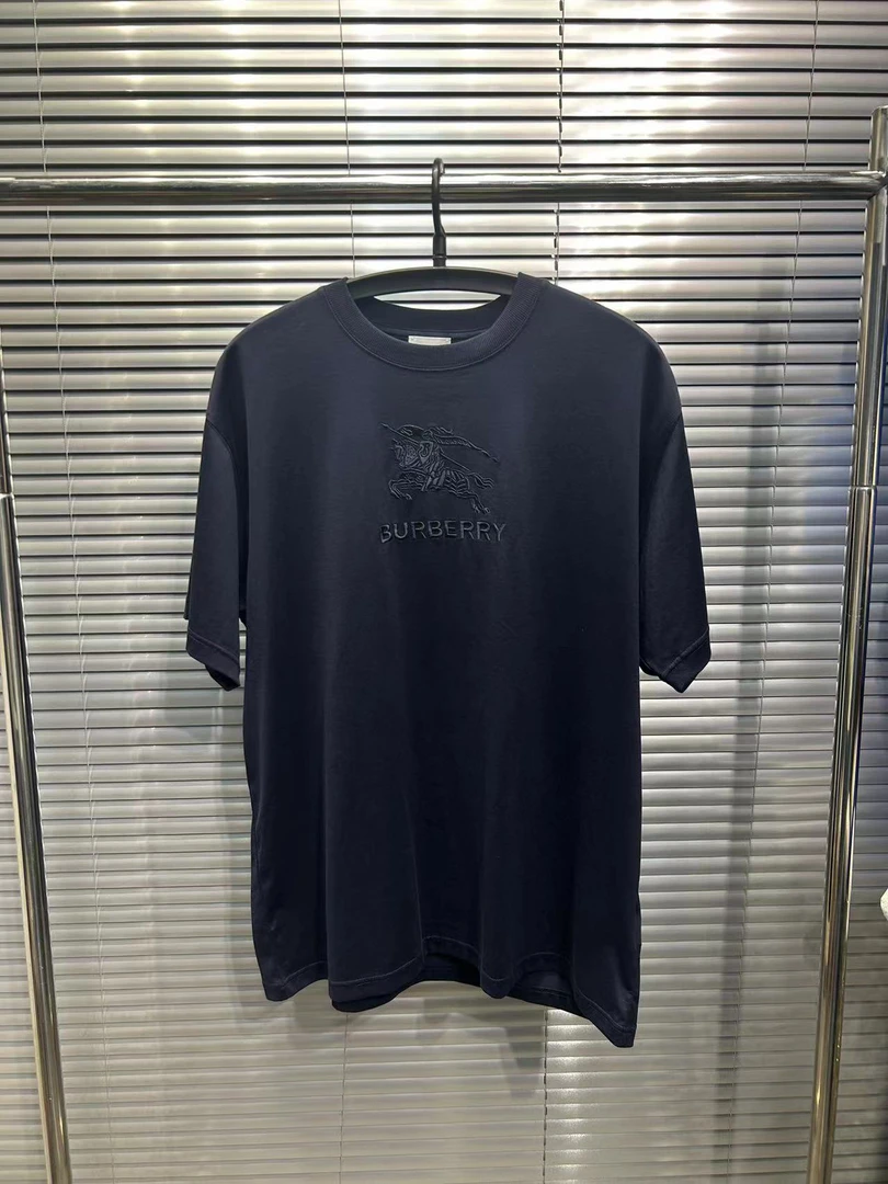 Burberry 胸前浮雕刺绣战马短袖os s尺码/公价5300/全新