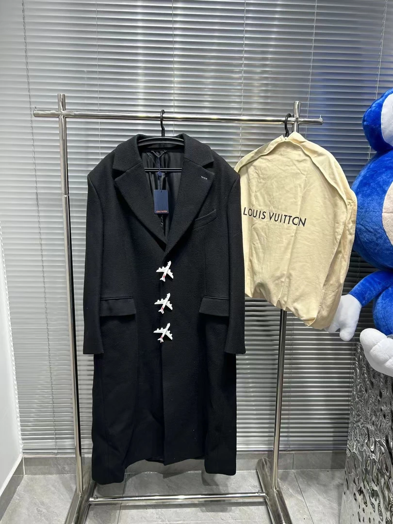 Lv经典爆款飞机纽扣黑色长款羊毛呢大衣 52码/工价53000/全新全套