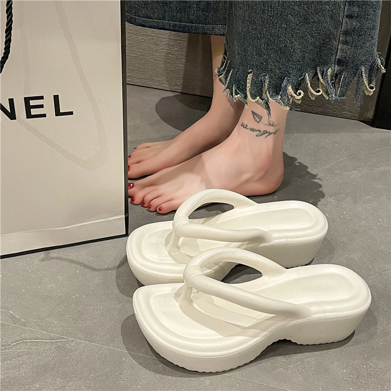 高颜值厚底露思人字拖女夏季拖鞋网红轻奢外穿防滑凉拖百搭拖鞋女