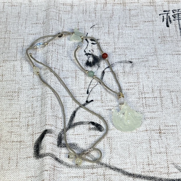 九尾小狐狸岫玉吊坠