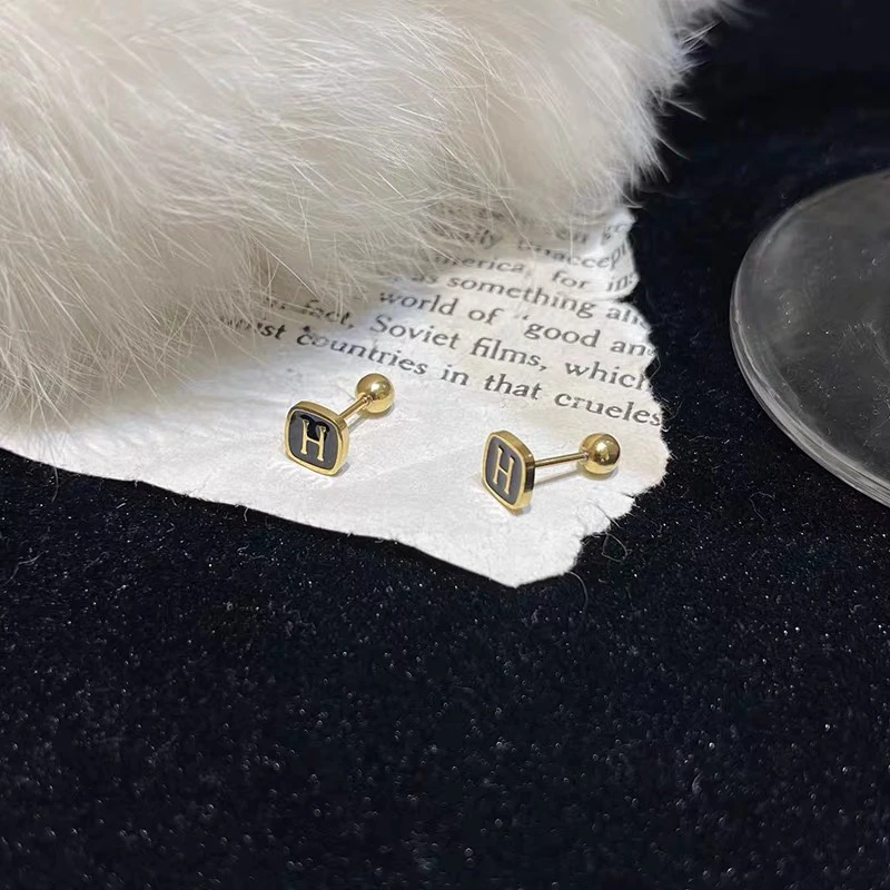 铜合金耳饰 黑色方牌字母H耳钉简约螺丝拧扣耳环精致耳饰