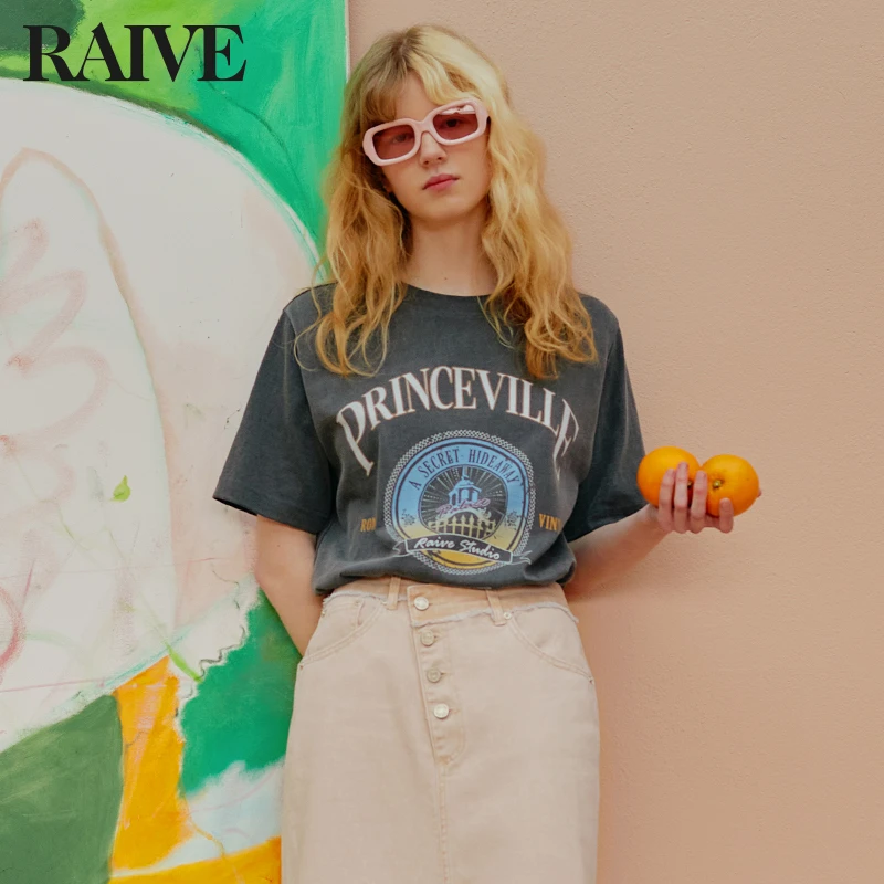 【RAIVE】2025夏新款复古印花英文宽松圆领T恤学院徽章