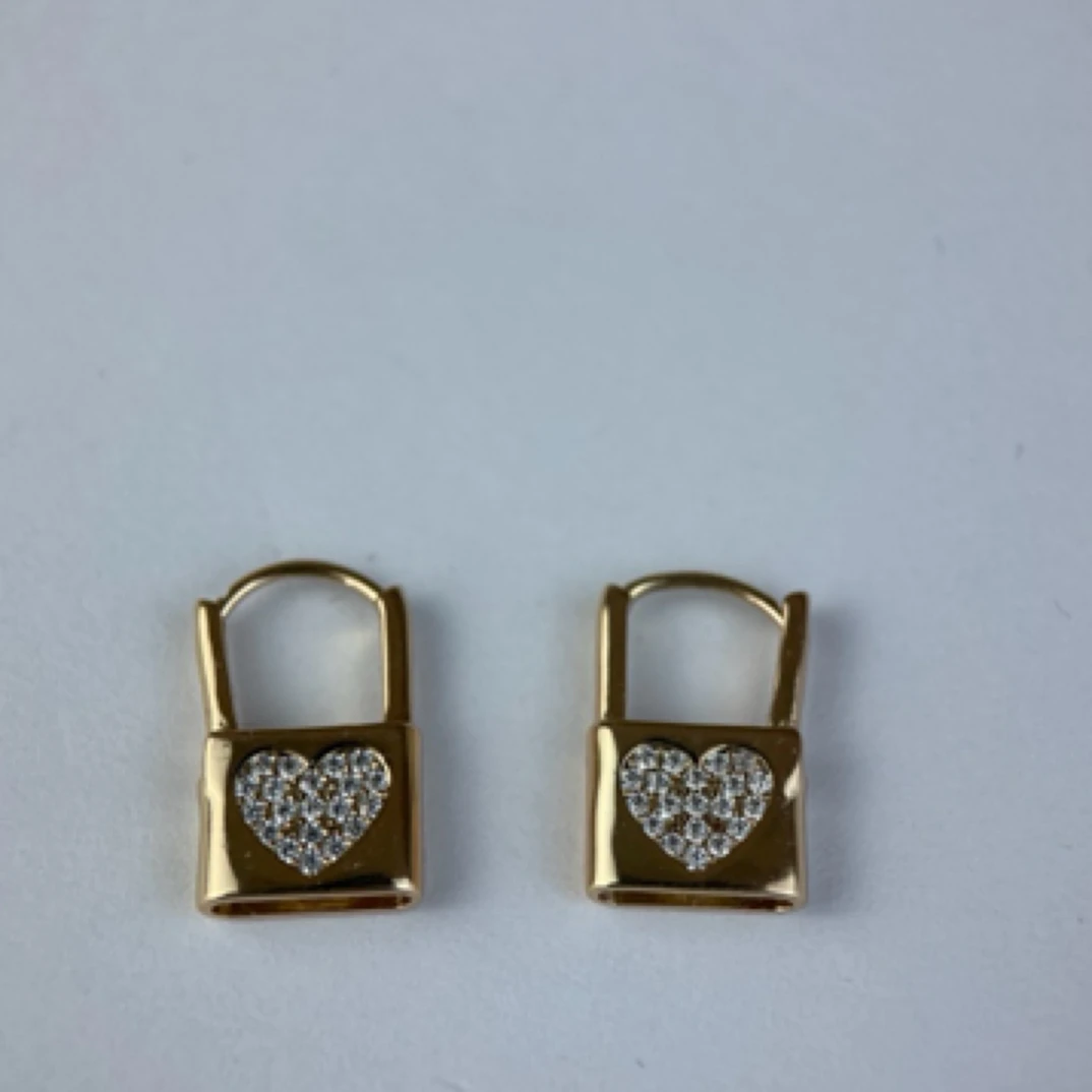 铜合金锆石耳饰 精致设计感锁形金色锆石复古耳环简约时尚轻奢