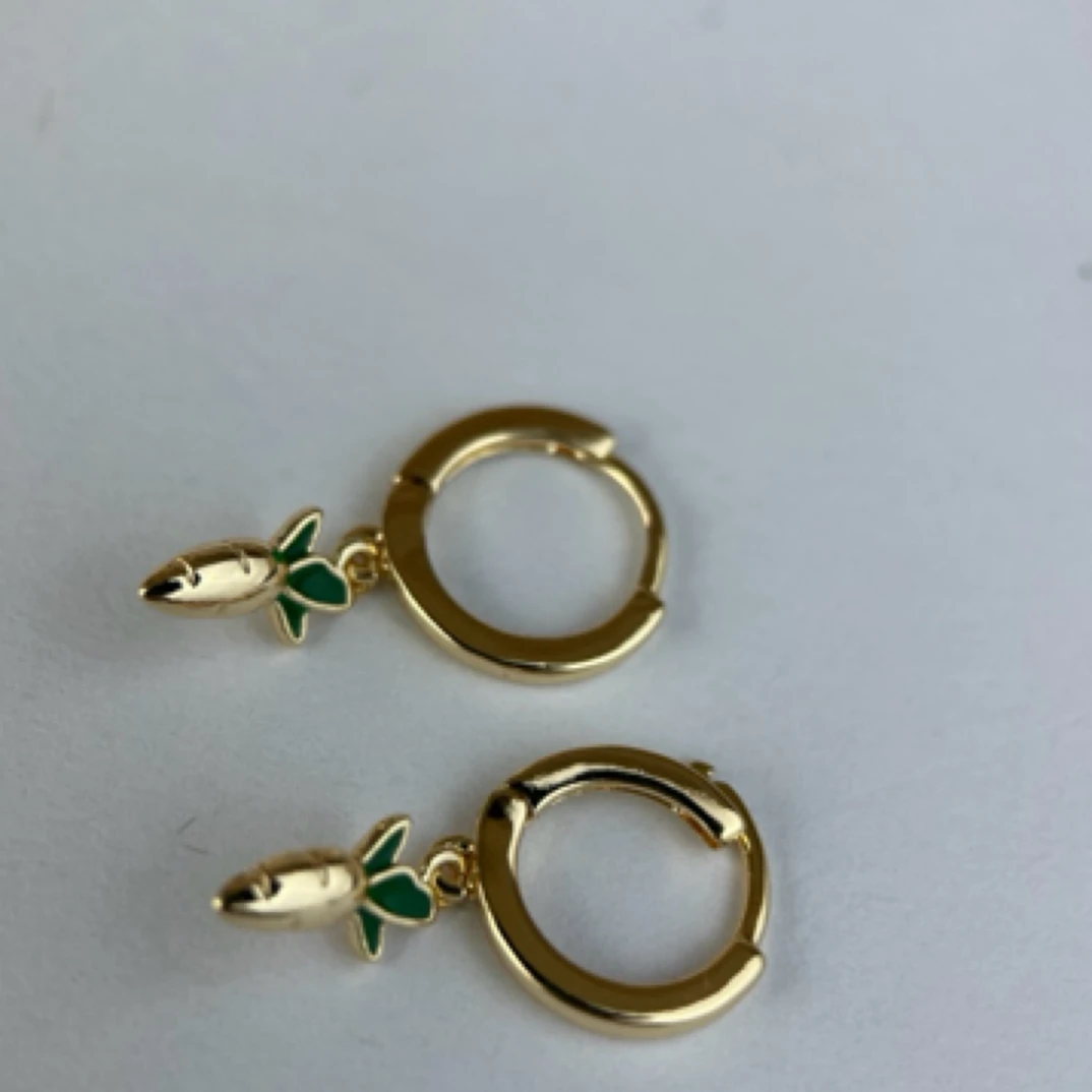 铜合金耳饰 可爱设计感萝卜吊坠金色气质时尚百搭简约耳环耳圈
