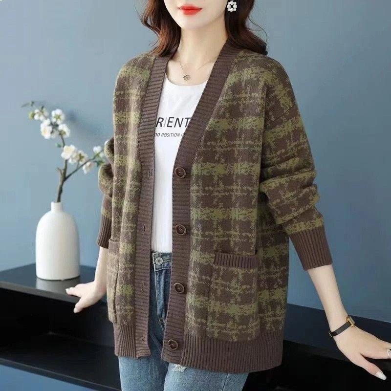 秋冬复古大码上衣女中年妈妈针织开衫宽松外穿V领格子毛衣外套潮