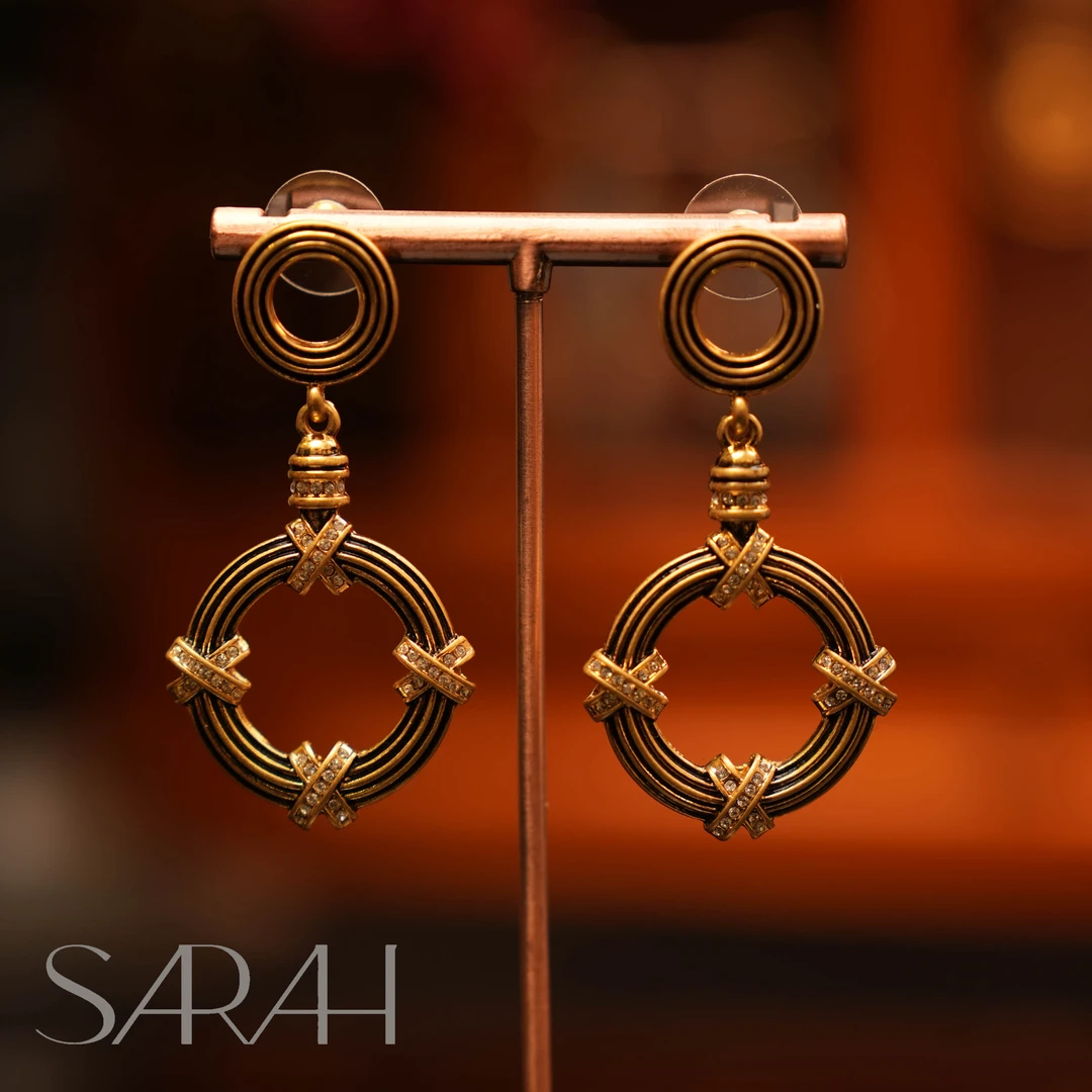 铜合金合成锆石耳饰 SARAH.精工系列 复古圆形镂空蝴蝶结镶钻耳钉