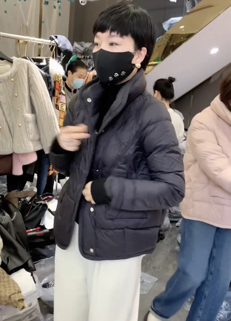 2025冬季新款短款轻薄羽绒服女款黑色保暖长袖外套