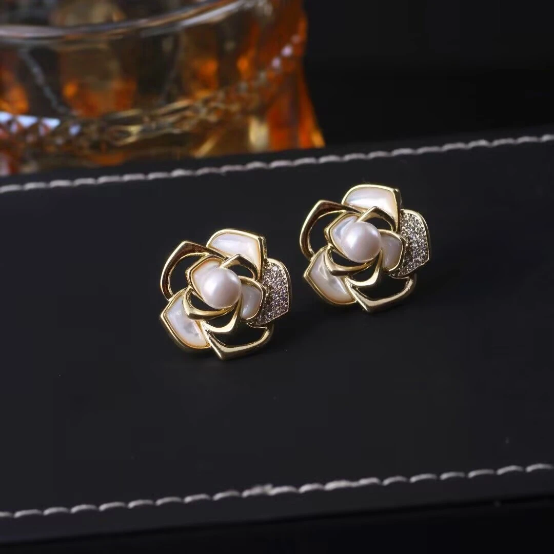 铜合金耳饰 《货号8158》 弧面山茶花耳钉