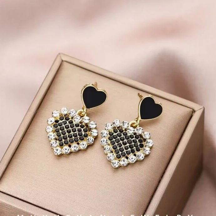 铜合金耳饰 网红小香风桃心百搭气质小众耳饰ins简约黑色轻奢耳环