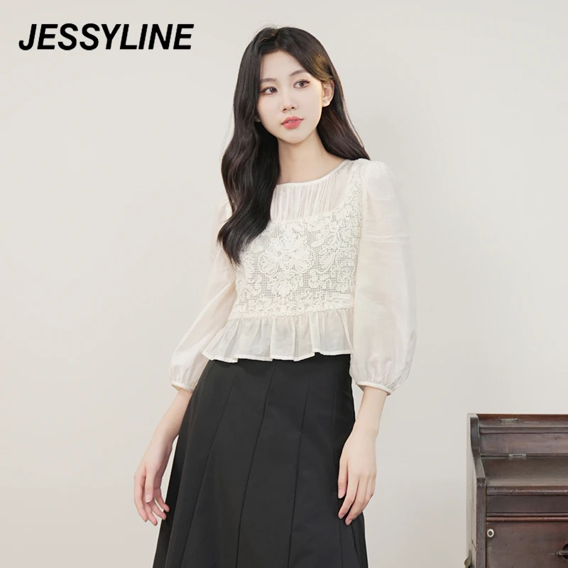 jessyline早春新款 杰茜莱米白色蕾丝拼接小衫 413203232