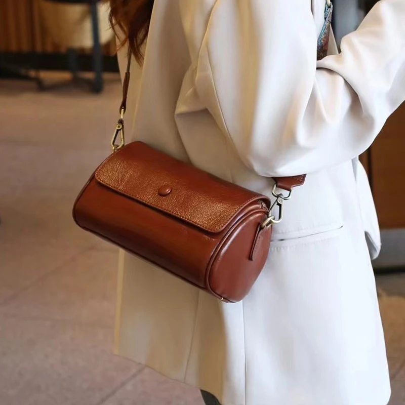 千资2024新款头层牛皮女包轻奢复古三角圆筒包