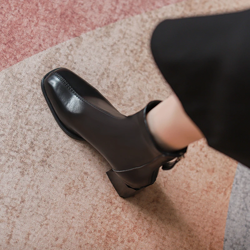 秋冬季新款黑色短靴简约复古粗跟百搭气质方头短筒女靴