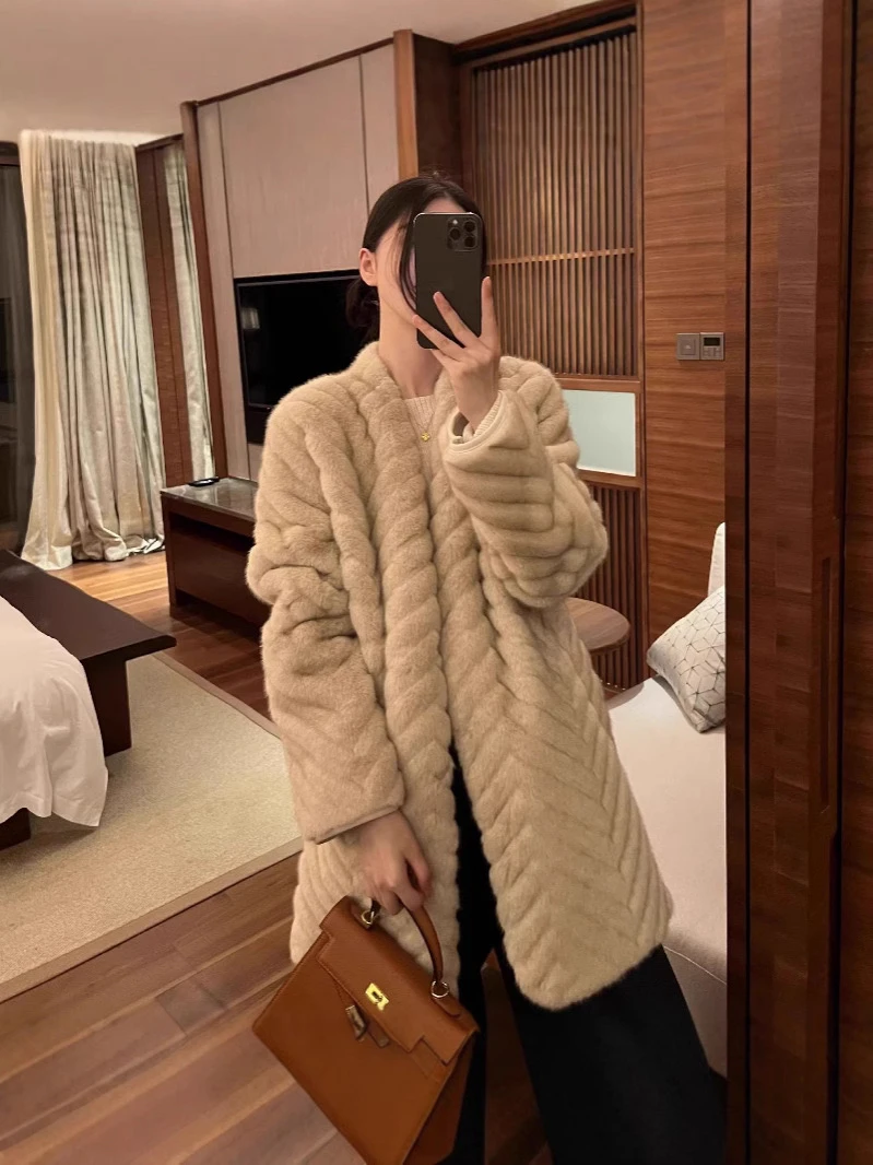 气质中长款人字纹女2024冬季高级感皮毛一体外套