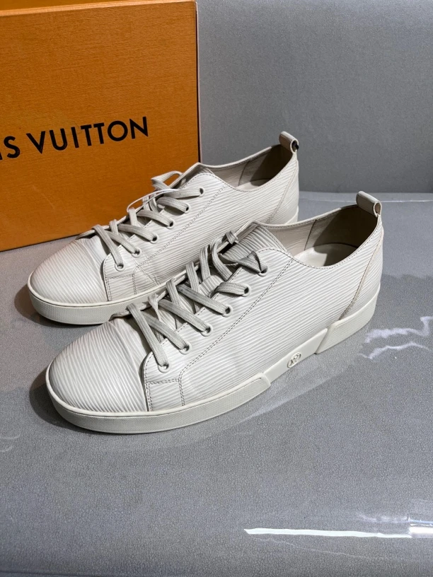 99新 LouisVuitton/路易威登 白色纹路板鞋 42