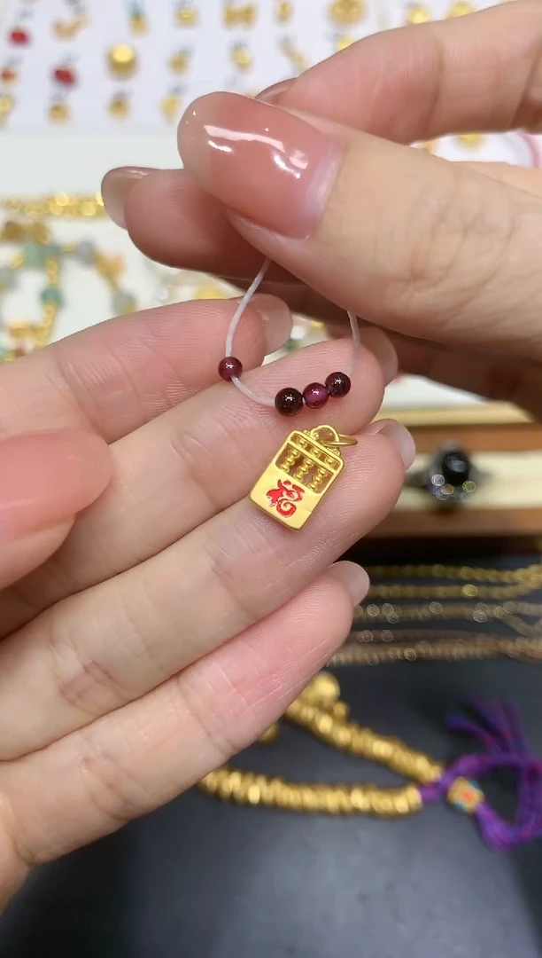 【闪购商品】石榴石吊坠(不含链)足金镶嵌32多人多样性随机发货1件