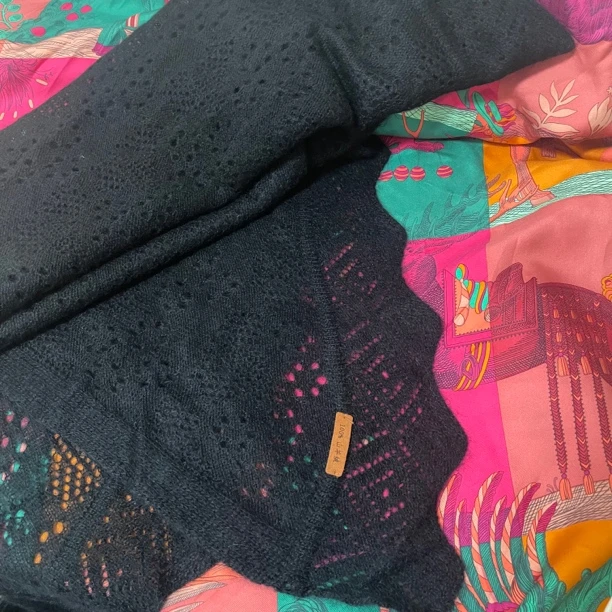 YJ2024小众慵懒松弛精致女人山羊绒镂空披肩