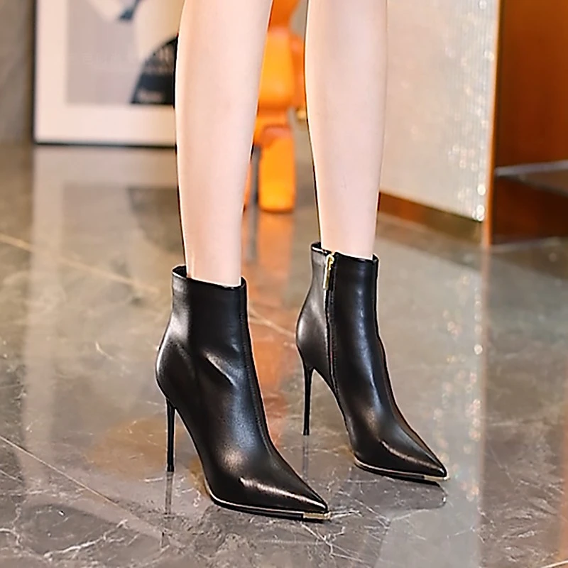 网红尖头高跟短靴女秋冬新款细跟时尚瘦瘦靴侧拉链黑色气质时装靴