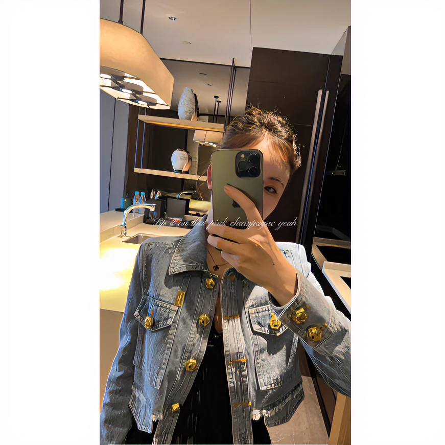 洋洋严选-时尚设计感单排金扣休闲百搭不规则长袖牛仔外套YY67423