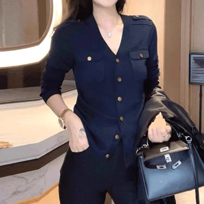 大码女装胖mm时尚V领拼接单排扣衬衫秋季显瘦气质高级感开衫上衣