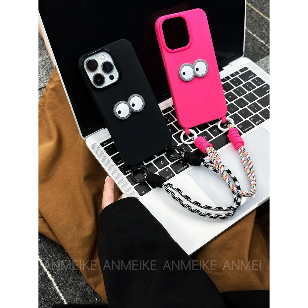 苹果15古怪眼睛公仔斜跨绳iPhone14PROMAX经典玫红手提绳XR手机壳
