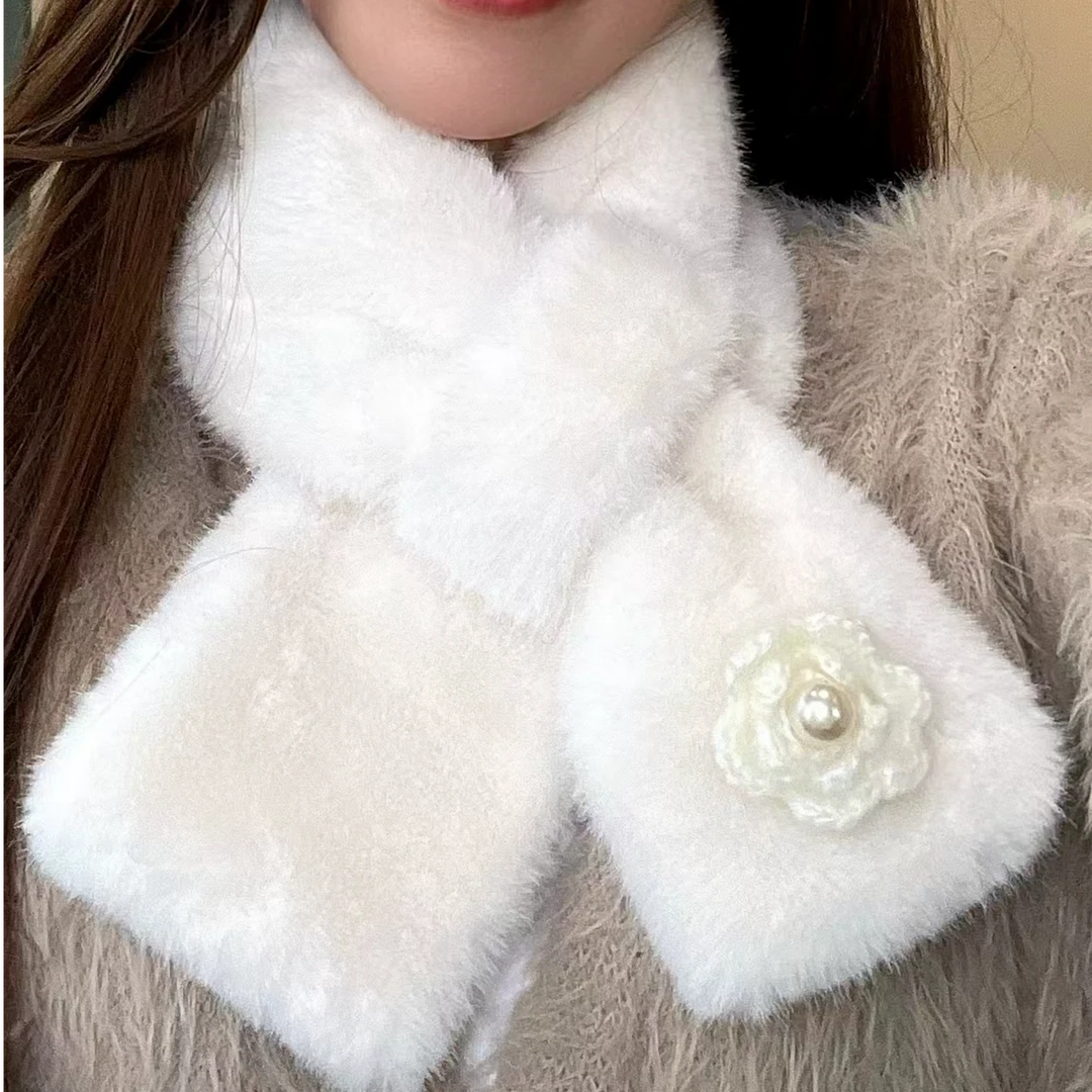 冬季毛绒围脖韩版2024新款原创胸针款时尚交叉围巾女百搭加厚保暖