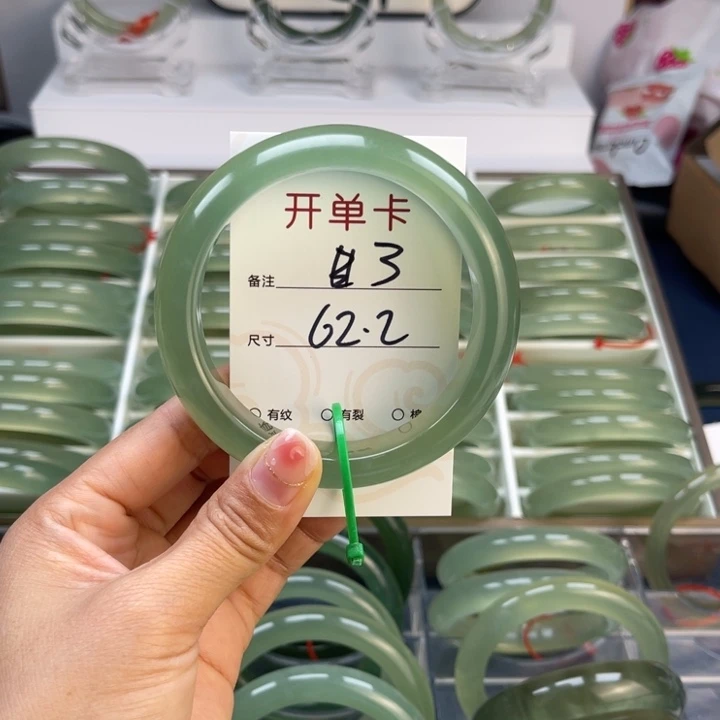 蛇纹石玉手镯未镶嵌多****?