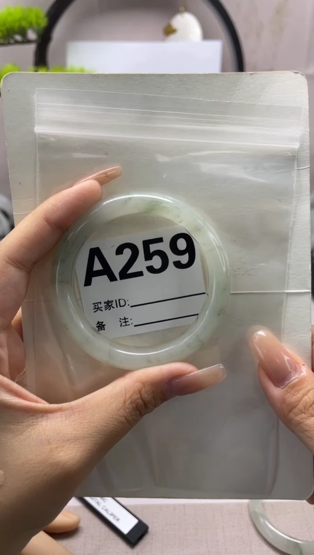 【闪购商品】石英质玉（天山翠）手镯未镶嵌259