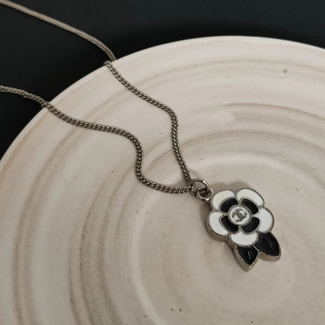 95新  Azul中古-Chanel 黑白花朵银色双C项链24344
