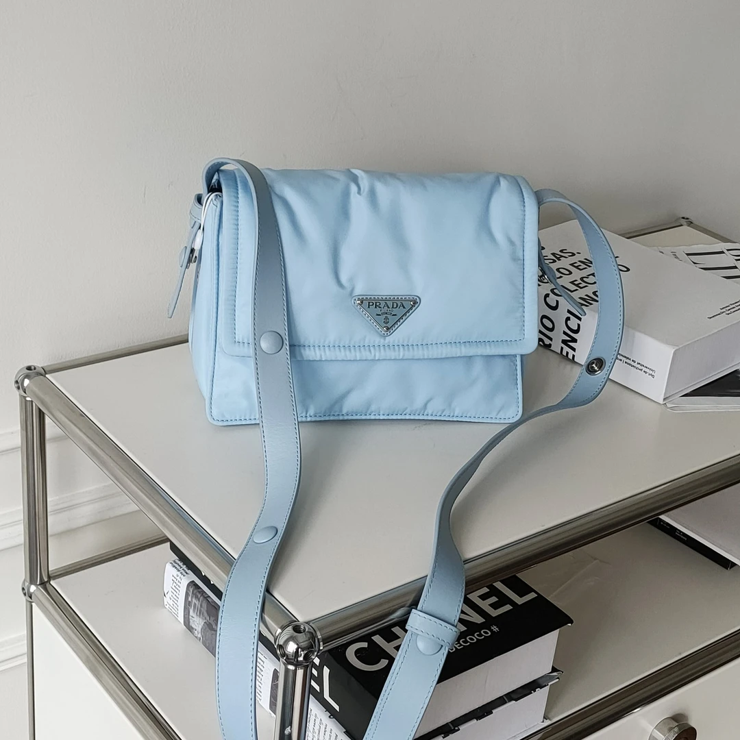 99新 Prada/普拉达 Azul- baby blue尼龙cini小号邮差包34763时尚