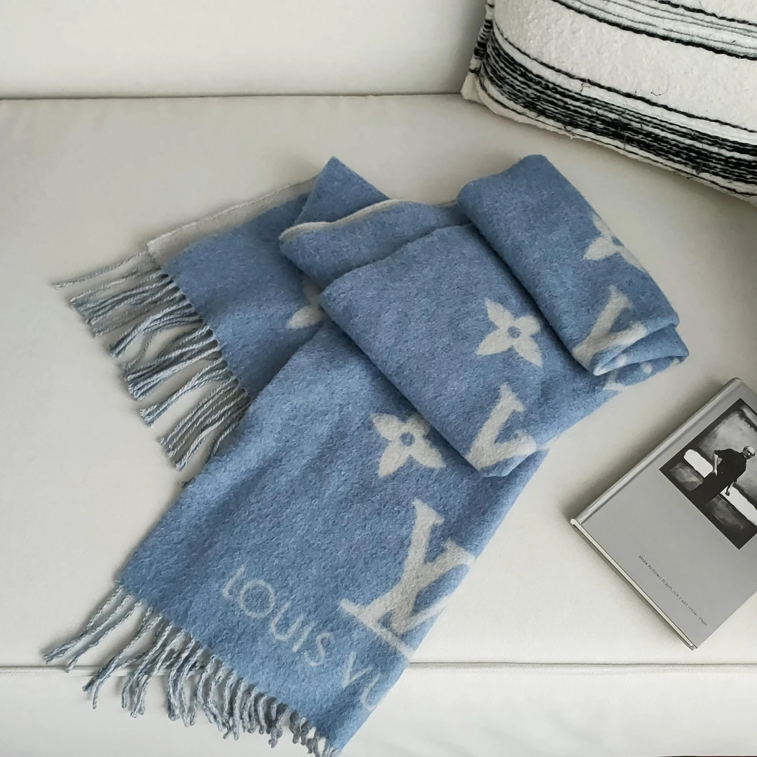 99新 LouisVuitton/路易威登 Azul-天蓝色老花羊绒流苏围巾 35063