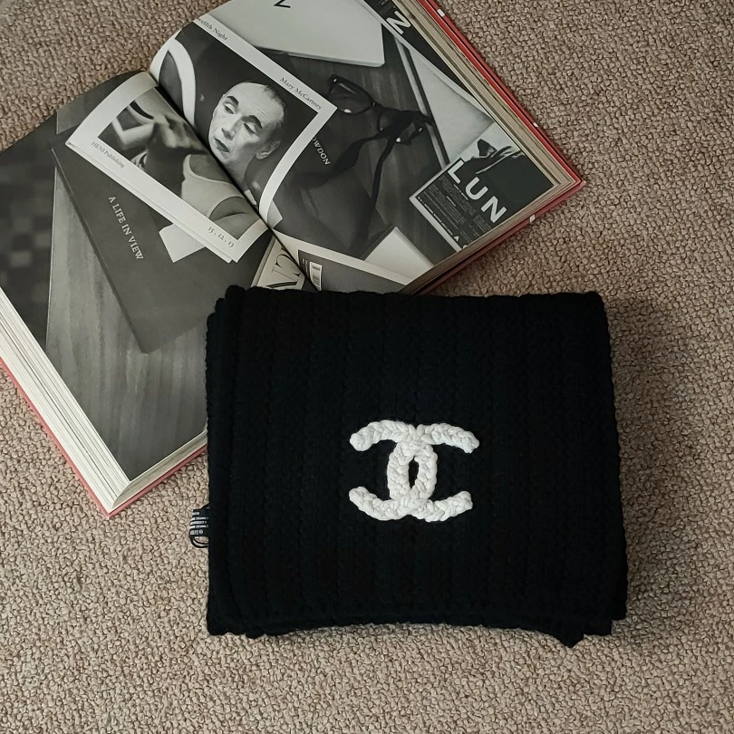 95新  Azul中古-Chanel 黑白双c粗针羊绒围巾24627