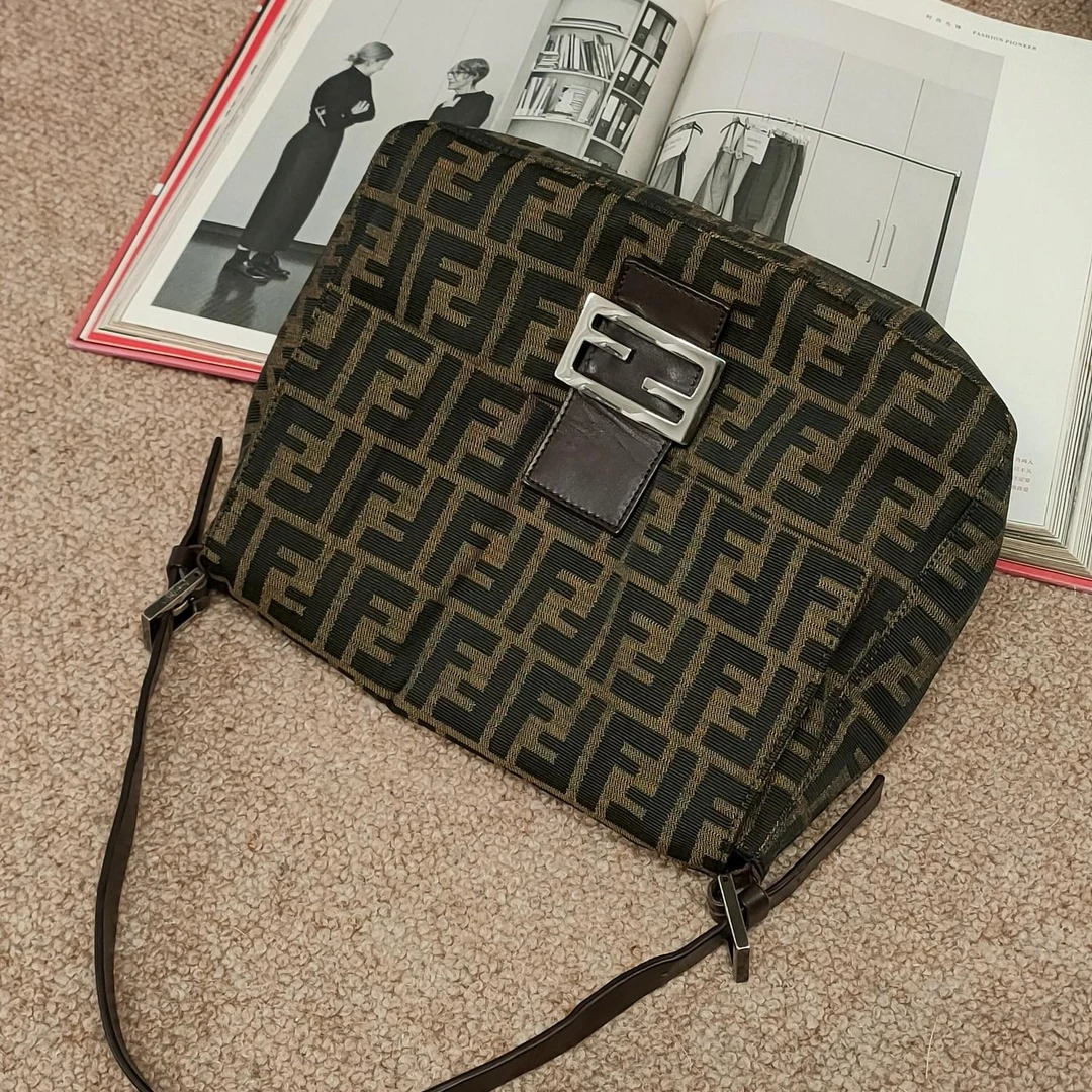 95新  Azul中古-FENDI 棕色老花银扣大法棍腋下包23607