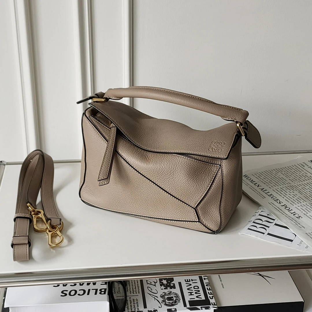 95新 LOEWE/罗意威 Azul-沙色 牛皮 puzzle小号金扣斜挎包 34909