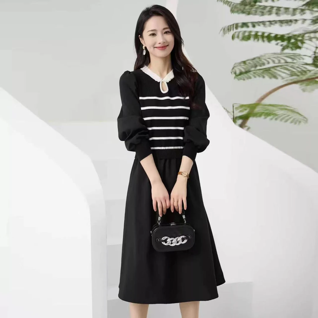 新款秋冬小心机设计感减龄条纹拼接假两件连衣裙V领盘扣中长款裙