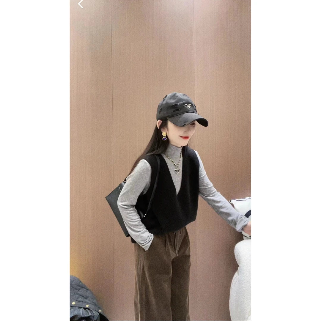 《CHUN》V领纯色羊毛背心