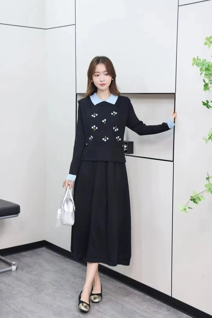 樱桃刺绣加厚毛衣连衣裙时尚两件套2024冬季修身显瘦气质针织套装