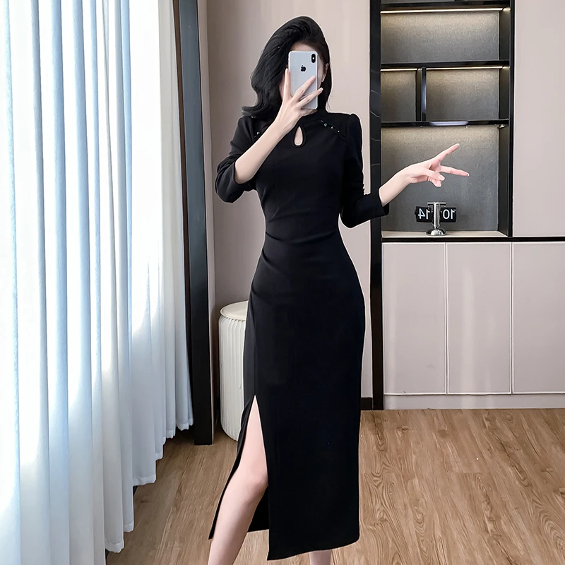 新中式国风镂空黑色长袖连衣裙2024秋季新款气质褶皱收腰开叉长裙