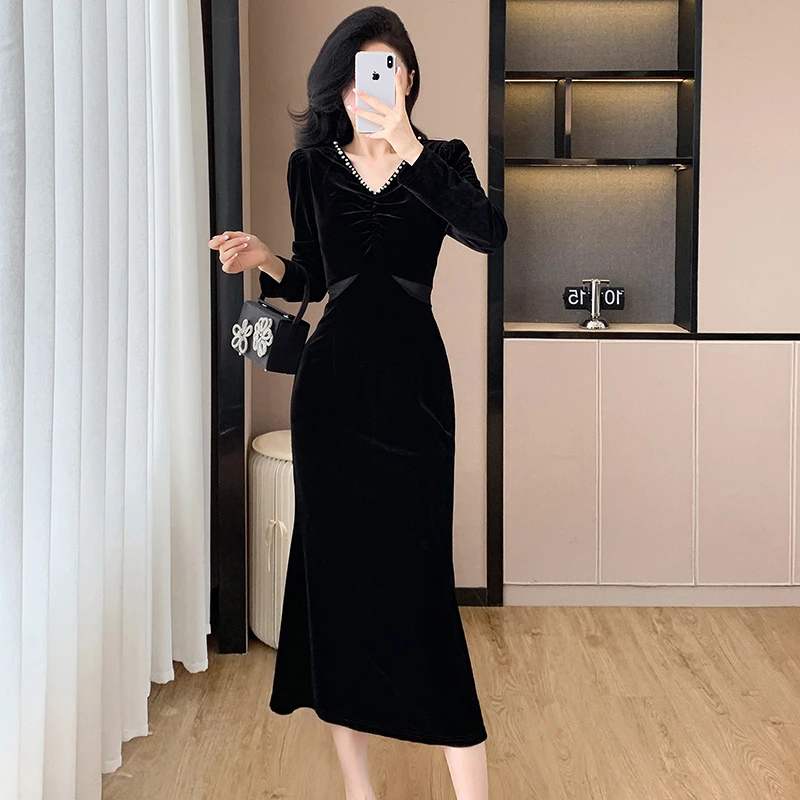 2025秋季新款名媛时尚V领优雅气质镂空设计感拼接鱼尾丝绒连衣裙