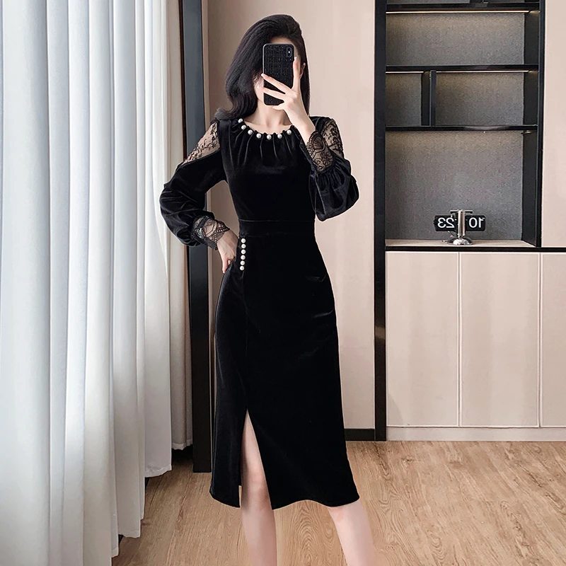 2025秋季新款名媛气质蕾丝拼接珍珠设计感法式显瘦开叉丝绒连衣裙