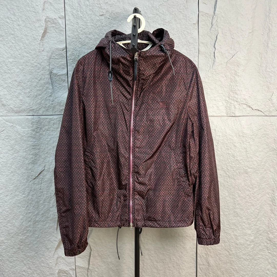 99新 BURBERRY/博柏利 战马刺绣黑红印花冲锋衣 S码 ys000543