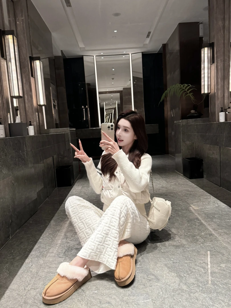 仙君新款秋冬加厚针织拼接棉服外套女立领设计感短款白色轻薄棉衣